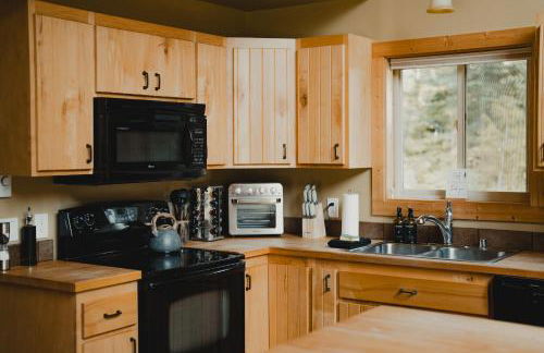 Cabin Minutes to Mt Rainier - EV, HotTub, 2 Queen and Twin - Photo 3