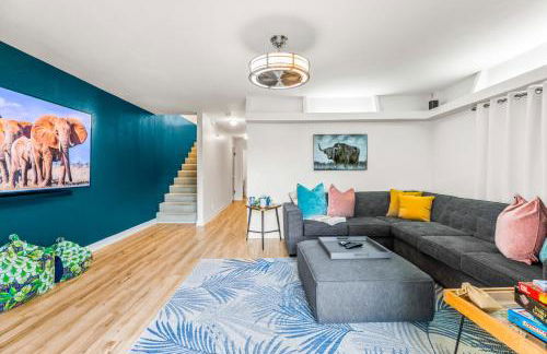 Mile to Beach! Private, Family & Pet Friendly Oasis! Pool Table & Hot tub! - Photo 5