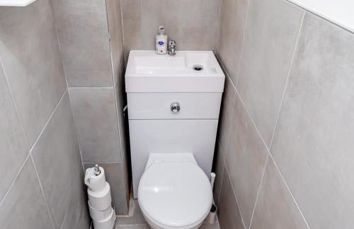 Spacious Home near Heathrow & Windsor with Parking - Photo 10