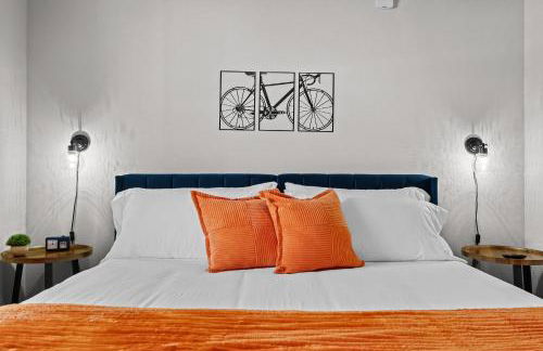 Luxe King Suite, Cozy Sectional, Gym, Pool, U of A - Photo 23