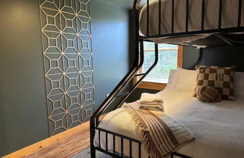 The Chalet - Spacious 7 bedroom near Sugarloaf, on Snowmobile and UTV trails, Hiking, Golf and Flagstaff Lake across the street - Foto 40