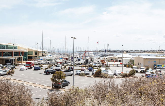 The Jetty Beach Apartment by Ready Set Host - Foto 41