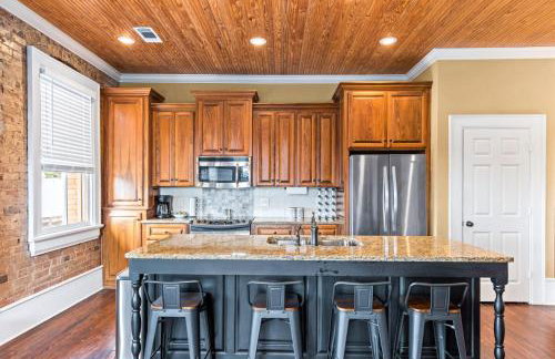 Train Depot - 2 Bed, 1 & Half Bath, Heart of Downtown, Washer & Dryer - Foto 5