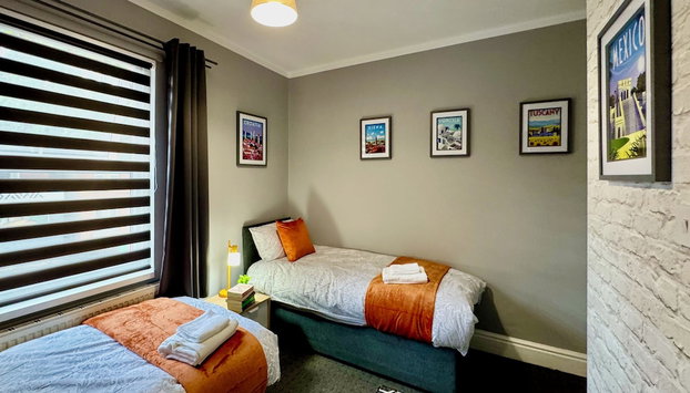 Radford House Spacious Stay for 8 Work Trips or Breaks - Photo 3, Room