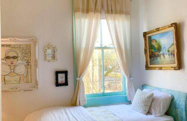4BR 3 BA HUGE, Balcony, Cemetery, Streetcar sleeps 8! - Photo 46