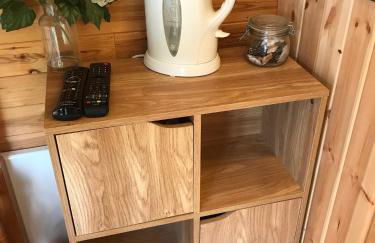 unique sheperds hut private hot tub, ensuite & kitchenette - Photo 11