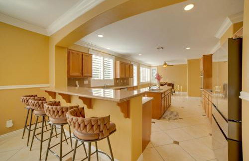 Resort-Style Oasis Expansive Riverside Mansion - Foto 11