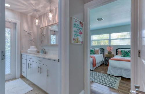 Tropical Villa Pool Home w/ Tiki Bar! Sleeps 9! - Foto 19