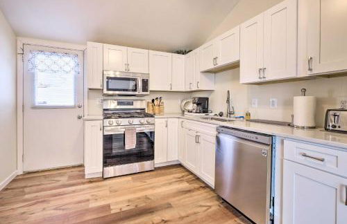 Waterfront Cottage with Private Beach and Deck! - Foto 10