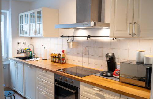 Platz für 8 Pers - C4S Come4Stay Monteure "InnArt" Boxspringbett Einzelbett Töging am Inn, Parkplatz, WLAN, Balkon, Smart TV, voll ausgestatteter Küche, Waschmaschine - Foto 5