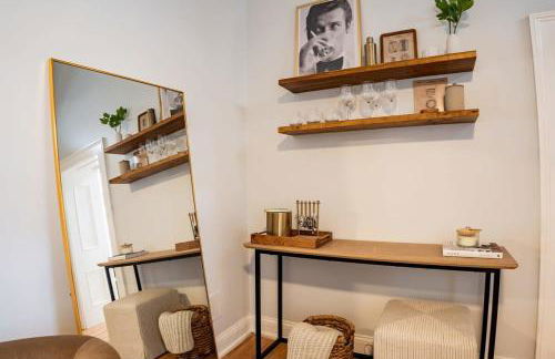 Remodeled Modern Home - private backyard & games! - Foto 27