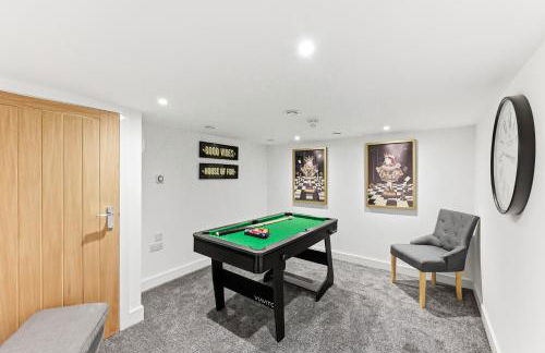 Stylish Home - Pool table, Virgin TV, Fast Wifi, Garden and Self-Check-In by Yoko Property - Photo 12