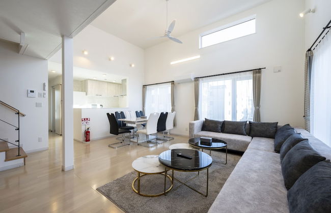 THE LUNA LOUNGE - Photo 57