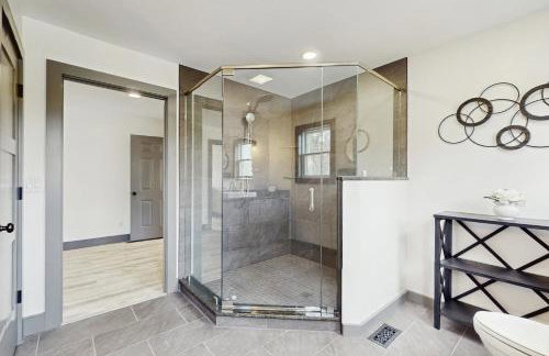 Outdoor Wonderland! Newly Built Home in Fort Ann - Foto 22