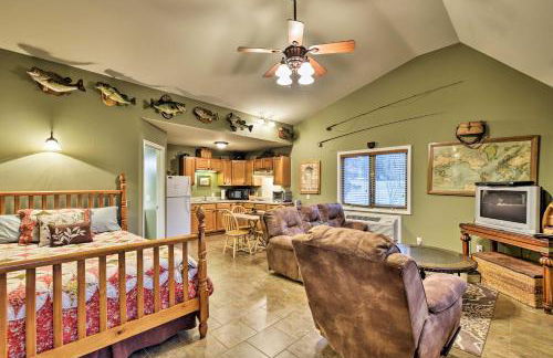 Guntersville Lake Home with Deck and Covered Boat Slip - Foto 3