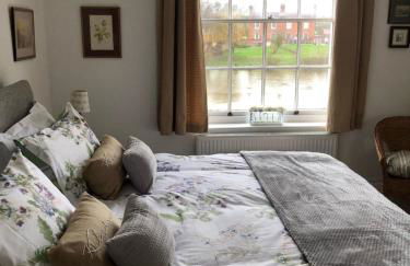 Beautiful riverfront cosy one bedroom apartment - Photo 5