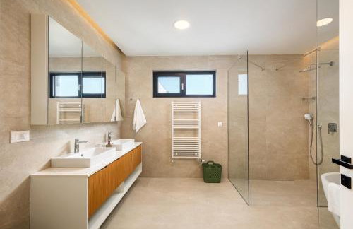 Villa Levita with Pool - Photo 35