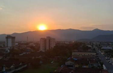 Apto aconchegante beira mar com ar no quarto - Foto 26