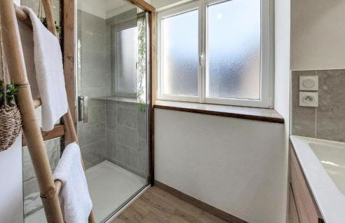 Amazing Home In Neuilly Le Vendin - Photo 29