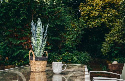 Large Apartments next to East Midlands Airport with Free Gated Parking! - Photo 36