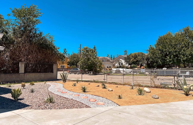 Modern Retreat With Spacious Yard & Cozy Interiors - Photo 35