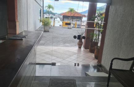 Apartamento com varanda de frente para o MAR - Angra dos Reis - Shopping Piratas - Portaria 24hs - Foto 9