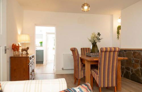 Sleeps 6. Free Wifi. Free Parking central location. - Photo 11