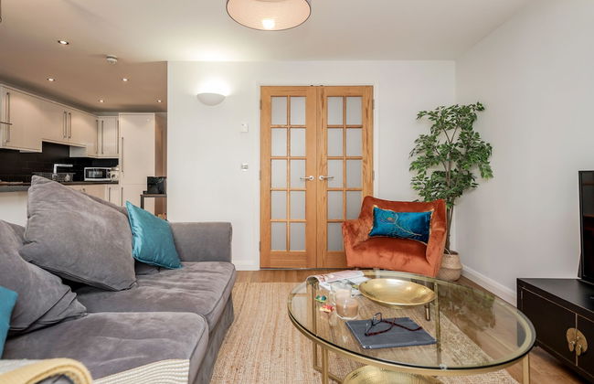 Beautiful Central Windsor Apartment - Photo 11