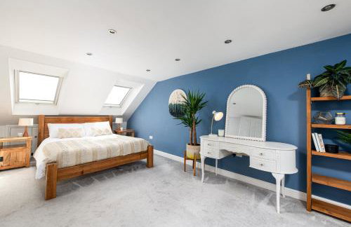 Charming Family Home with Stoves, Garden & Parking - Foto 25