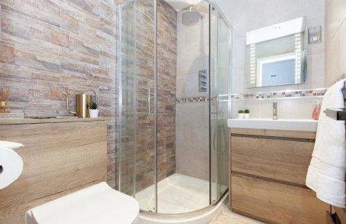 Modern 4 bedroom family home with driveway parking - Foto 4