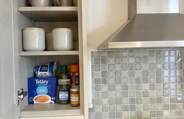 2 BR Flat - Short Lets & Serviced Accommodation Manchester with 2 Parking Spaces - Close to Hospitals - Foto 18