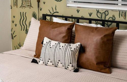 Wild West Disco Haus 2! New Hot Tub, Patio + Gym - Foto 49