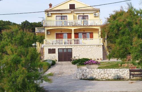Apartments Grbac Veli Rat-Seaside - Photo 1