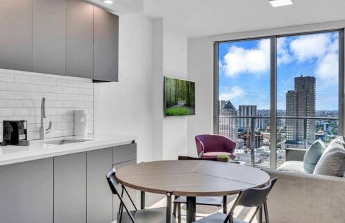 Modern 1 Bed Condo across from Bayside in Downtown - Foto 15