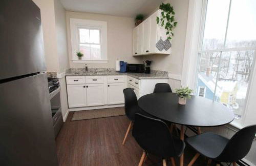 Charming Downtown Gem. 2 minutes to Salem. Workspace Included - Photo 10