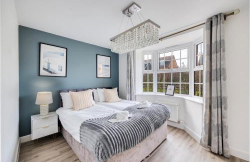 Stunning Detached House with Driveway Parking, Office Room, Self-Check-In, Fast WiFi and Smart TV with Sky and Netflix by Yoko Property - Photo 22