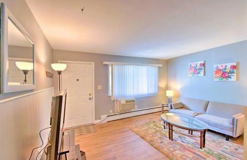 Lakefront Apartment with Patio on Lake St Clair - Foto 7