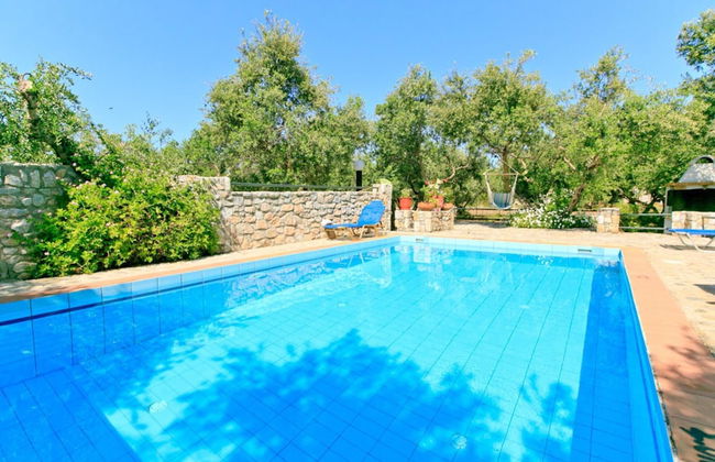 Villa Tzina Large Private Pool Walk to Beach A C Wifi Car Not Required - 1604 - Foto 1