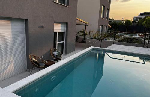 Cozy seaside apartment with private pool & terrace - Foto 7