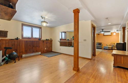 Spacious Accessible Waterfront Retreat with Hot Tub - Foto 48