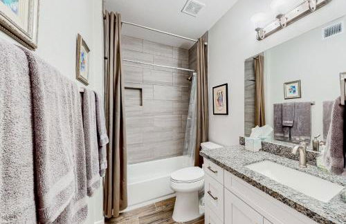 Lake view desert stay with pool, patio, grill, & smart TVs - snowbird-friendly - Foto 16