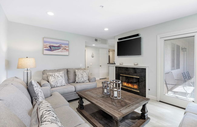 Walk to Beach Pool, Hot Tub, Private Patio, Parking Seabreeze Retreat - Foto 3