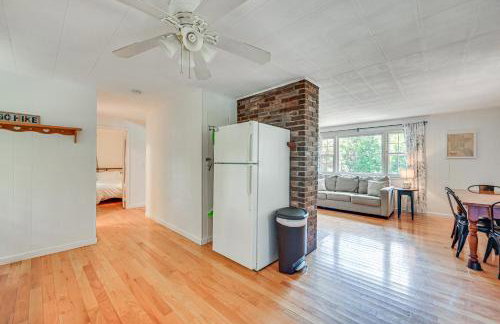 Becket Home with 3-Season Porch Walk to Lake Access - Foto 10