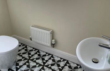 Stunning Large Detached Gloucester, 4 beds, 3 bedroom, 2 bathroom property, Nr Chelt, The Docks and Quays sleeps 6 - Photo 52