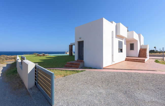 Cristelia Luxury Sea Front & Pool Villa - Foto 19