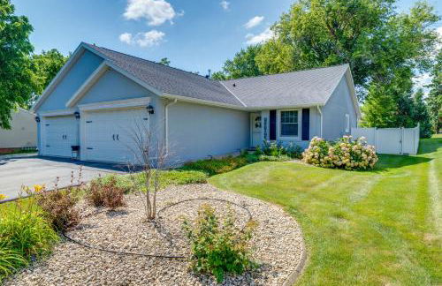 1 Mi to Beach Dog-Friendly Condo in Lake Mills! - Foto 2