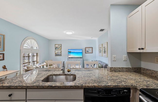 Le Monaco - Romantic 1 BR Condo Steps from 5th Ave S. Chic Coastal Retreat with King Bed and Beach Access. Perfect Location for Couples Near Dining, Shopping, and Naples Beach - Photo 8