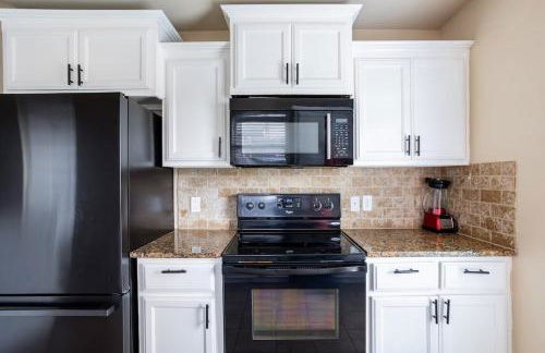 Cheerful 3 Bdrm space, 2 bath!. You gotta love it! - Photo 8