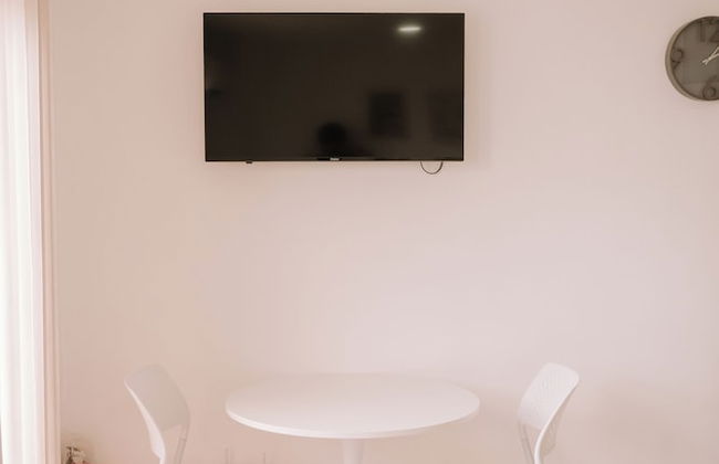 Chic & Cozy Metro Hideout - Photo 9