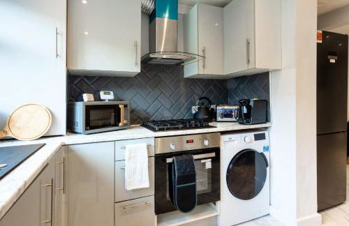 Amazing 3 bedroom, 2 bathroom, ground floor flat with garden, near train Station and bus stop - Foto 9